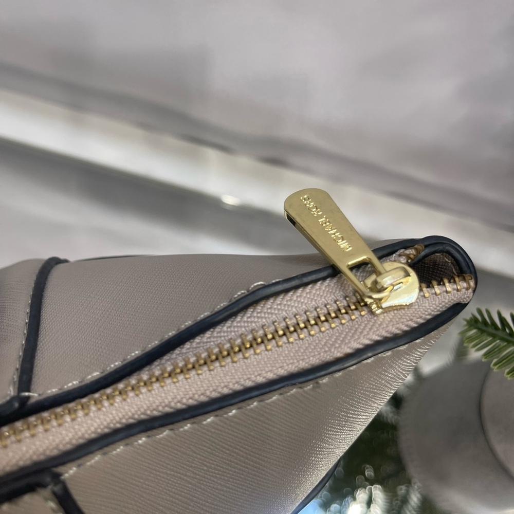 Michal Kors Leather Bag - Picture 7 of 13